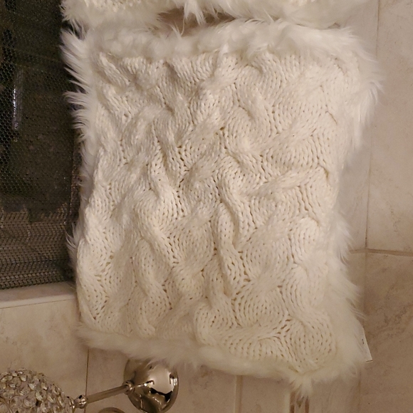 ❤️ POTTERY BARN Set of 2 Button Knit Fur Trim Pillow Covers ❤️ - Picture 6 of 15